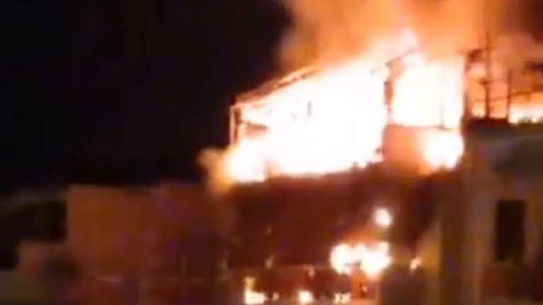 Ανατριχιαστικό βίντεο από τη φωτιά στα Πατήσια: &quot;Πού είναι η πυροσβεστική;&quot; - Μια γυναίκα νεκρή