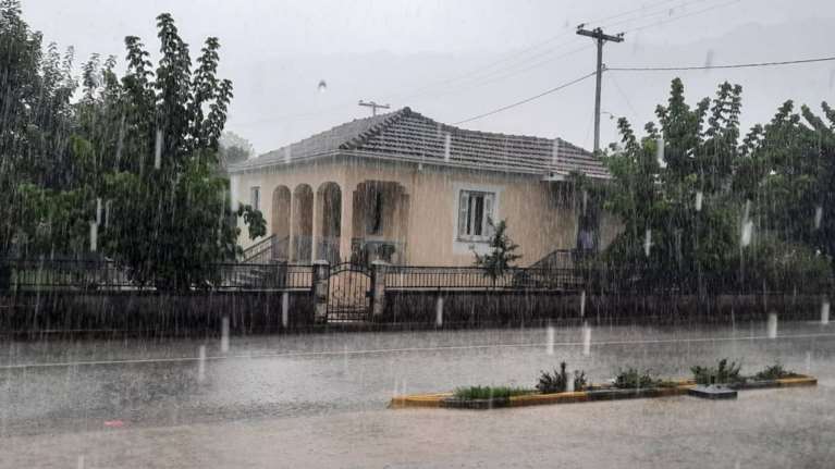 Ισχυρό μπουρίνι χτύπησε τα Τρίκαλα: Σταμάτησε η κυκλοφορία στην Εθνική οδό - Πλημμύρισαν δρόμοι [Βίντεο]