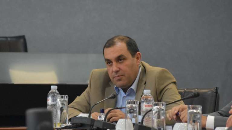 Ολυμπιακός: Έντονη δυσαρέσκεια για Κατσαφάδο - &quot;Ντροπιαστική συμπεριφορά, απολαμβάνει υπουργικούς θώκους με την υποστήριξη των Πειραιωτών&quot;