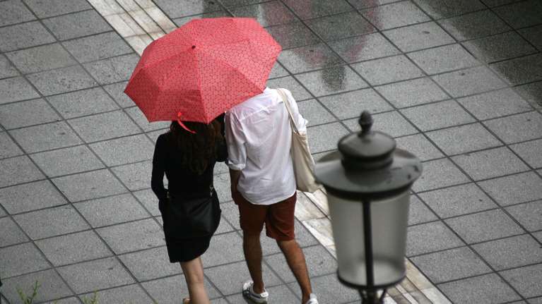 &quot;Χαλάει&quot; ο καιρός από τη Δευτέρα: Έρχονται λασποβροχές και καταιγίδες - Πού θα πέσει χαλάζι