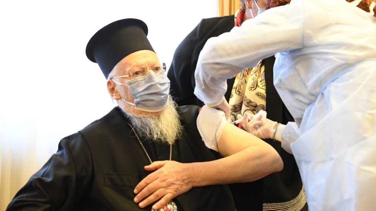 Ηχηρό μήνυμα Βαρθολομαίου: Τελείως παράλογο και άδικο να φοβούνται κάποιοι να κάνουν το εμβόλιο