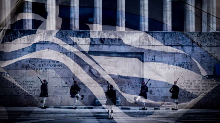 Επέτειος 25ης Μαρτίου: &quot;Μένουμε σπίτι&quot; χωρίς παρελάσεις, με πτήσεις Mirage και σημαίες στα μπαλκόνια