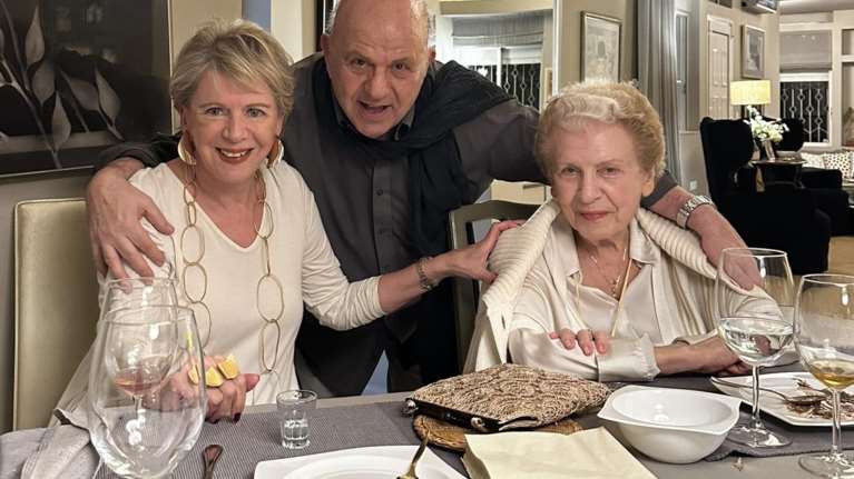 Ειρωνείες της Ακρίτα για τον Μπέο: "Αφιερώνω τη φωτογραφία με τη μητέρα μου στον δήμαρχο της καρδιάς μας" [εικόνες]