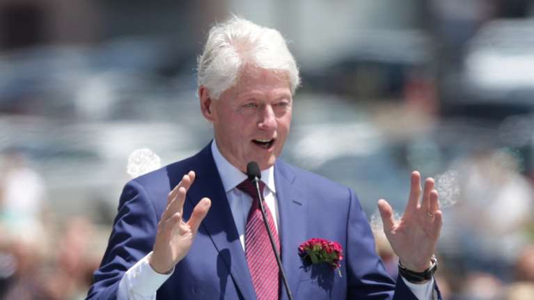 Στο νοσοκομείο με ουρολοίμωξη ο Μπιλ Κλίντον: "Αναρρώνει και γοητεύει το προσωπικό", δήλωσε o εκπρόσωπός του [Εικόνες]