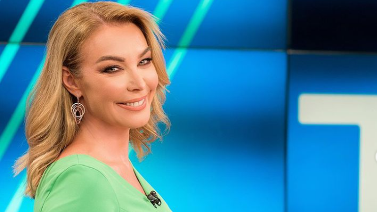 Τατιάνα Στεφανίδου: To ασπρόμαυρο look με λευκό παντελόνι στον υπέροχο κήπο του σπιτιού της