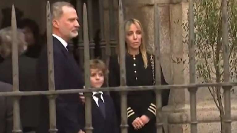 Νάντια Χαλαμανδάρη: Συντετριμμένη στην κηδεία του &quot;πρίγκιπα&quot; κουνιάδου της μαζί με τον γιο της- Η κοινή εμφάνιση με Φελίπε και Λετίσια