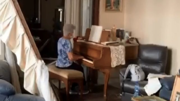 Ηλικιωμένη Λιβανέζα παίζει πιάνο στο κατεστραμμένο σπίτι της, μετά την έκρηξη στη Βηρυτό [βίντεο]
