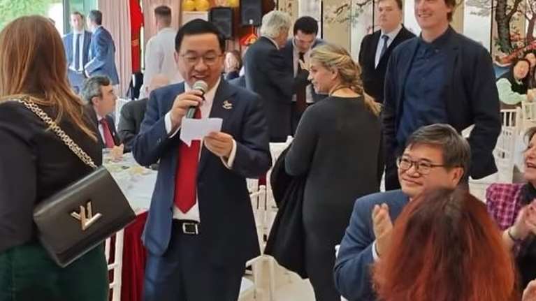 Eκπληξη από τον Κινέζο πρέσβη στην Αθήνα: Τραγούδησε το "Ας κρατήσουν οι χοροί" στην κοπή της πίτας