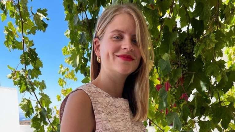 Η Δανάη Μιχαλάκη ποζάρει με φουσκωμένη κοιλίτσα στα γυρίσματα της &quot;Παραλίας&quot;