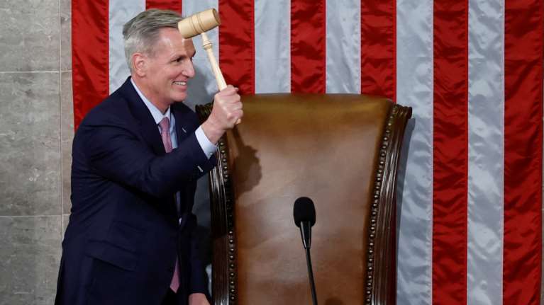 Λευκός καπνός στις ΗΠΑ: Ο Κέβιν Μακάρθι πρόεδρος της Βουλής των Αντιπροσώπων μετά από 15 ψηφοφορίες