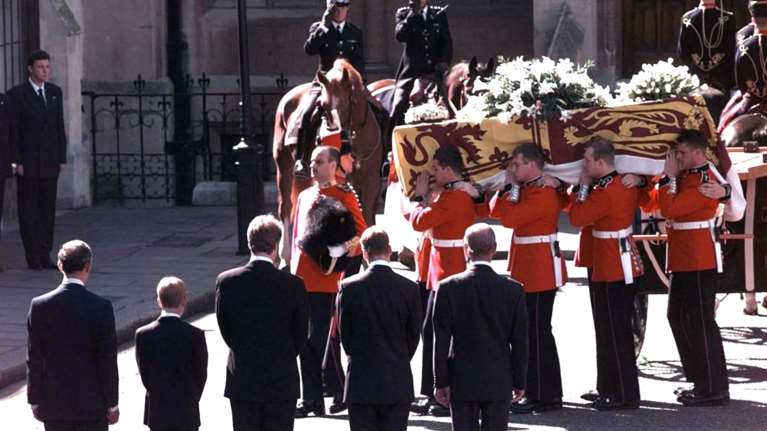 Ολες οι κηδείες των γαλαζοαίματων που παρακολούθησαν εκατομμύρια τηλεθεατές σε όλο τον κόσμο [βίντεο]