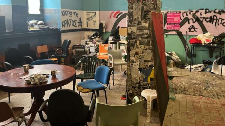 Ρόπαλα και κράνη στην κατάληψη της Νομικής: "Εισαγόμενοι" 13 συλληφθέντες, αγνώστου ταυτότητας φοιτητές οι "εγχώριοι" 15
