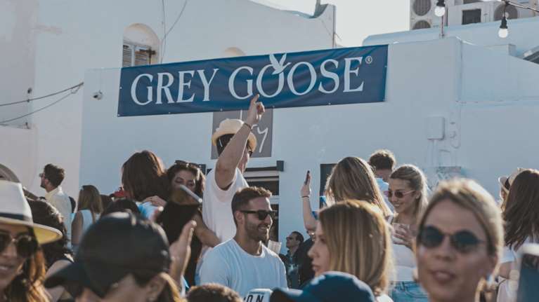 Γλέντι στο Λιμανάκι της Νάουσας – Η Πάρος γιόρτασε το Πάσχα με μουσική, χορό και Grey Goose Altius