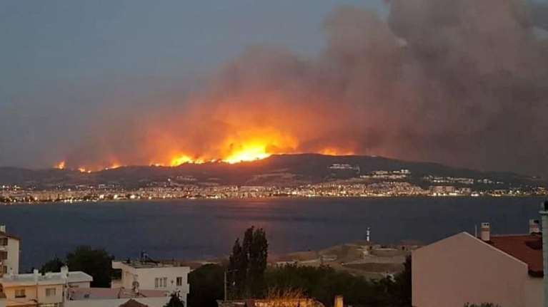 Φωτιά στο Τσανάκαλε: Στις φλόγες για δεύτερη μέρα - Κλειστά τα στενά των Δαρδανελίων, πάνω από 100 πλοία σε αναμονή