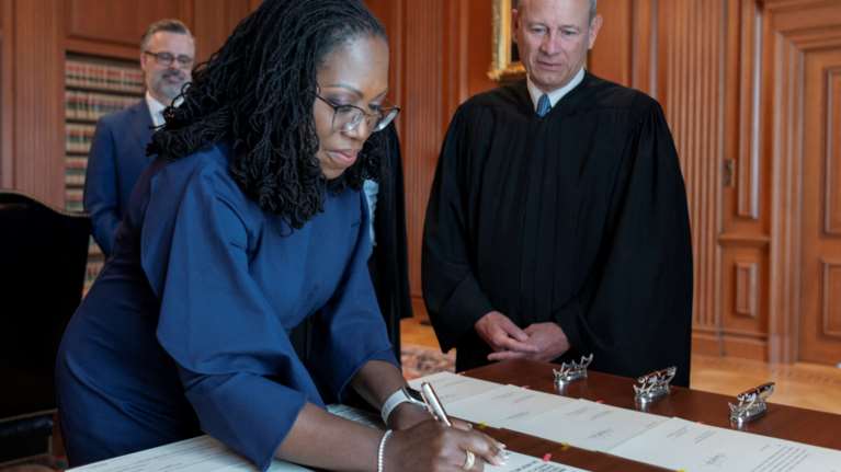 ΗΠΑ: Η Κετάντζι Μπράουν Τζάκσον είναι από σήμερα η πρώτη Αφροαμερικανή δικαστής στο Ανώτατο Δικαστήριο