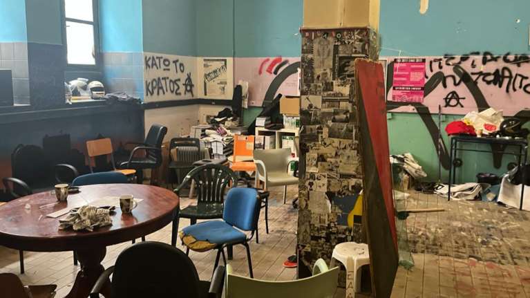 Κατάληψη Νομικής: Ελεύθεροι οι 28 συλληφθέντες - Φυσικοθεραπεύτρια χωρίς ΑΦΜ, η ζωγράφος και η μεταφράστρια χωρίς μεταφράσεις