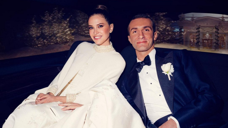 Η μαμά, η κόρη και οι δισεκατομμυριούχοι σύζυγοι: Η πεθερά του Νιάρχου έγινε κυρία Μέρντοχ με μίντι έξωμο φόρεμα