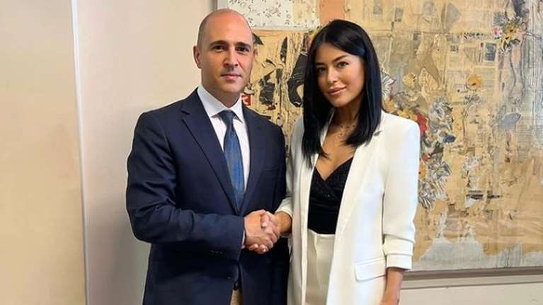 Το Twitter τρολάρει τον Μπογδάνο: &quot;Ας πάει στο κόμμα της Λατινοπούλου, να περάσει ακρόαση από τη Βατίδου&quot;