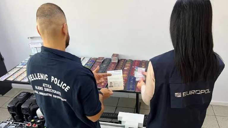 Επιχείρηση Illuminati: Εξάρθρωση εγκληματικής οργάνωσης πλαστογραφίας εγγράφων μεταναστών- Πώς δρούσε