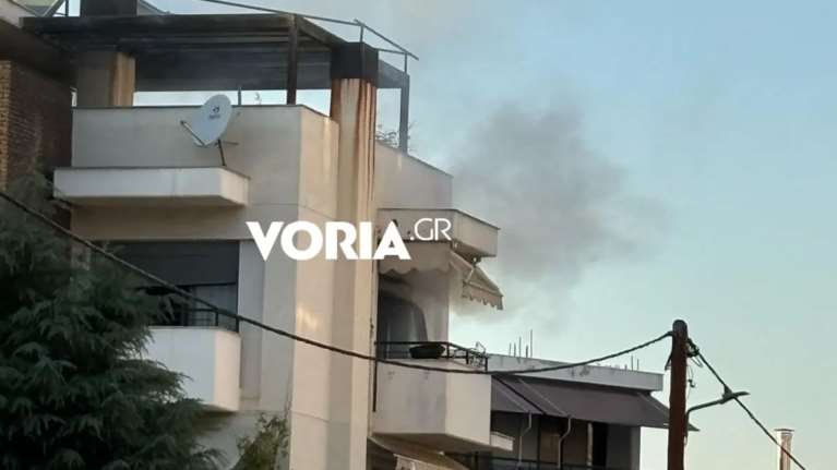 Θεσσαλονίκη: Ζευγάρι ηλικιωμένων απεγκλωβίστηκαν από φλεγόμενη μεζονέτα στην Πυλαία- Βίντεο ντοκουμέντο