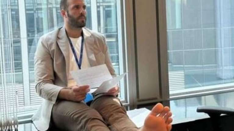 Ξυπόλυτος ο ευρωβουλευτής Νίκος Παππάς στις Βρυξέλλες -Χαμός στο Χ με τη φωτογραφία στην Ευρωβουλή