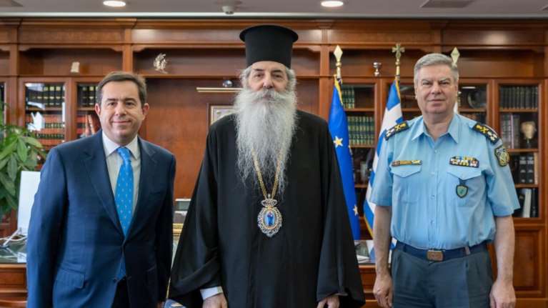 Ο Μηταράκης διαβεβαίωσε την Ιερά Σύνοδο για τις νέες ταυτότητες: &quot;Δεν προσβάλλουν την πίστη&quot;