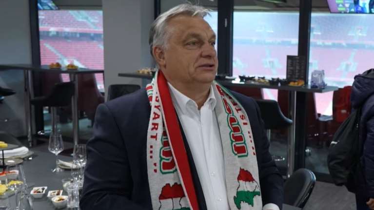 Ο Όρμπαν φόρεσε κασκόλ με χάρτη της Ουγγαρίας που έχει τμήμα της... Ουκρανίας - Οργή στο Κίεβο