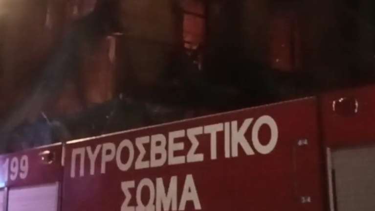 Φωτιά σε διατηρητέο γνωστής επιχειρηματικής οικογένειας στην Κυψέλη [βίντεο]
