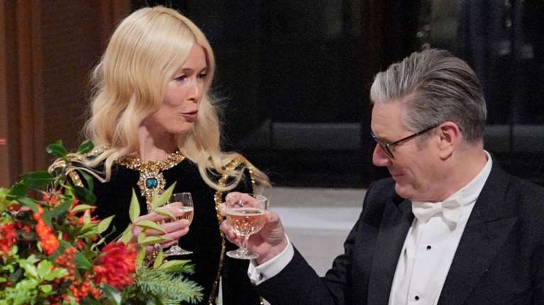 Η μεγάλη χαρά του Κιρ Στάρμερ όταν είδε να κάθεται δίπλα του σε επίσημο δείπνο η Κλόντια Σίφερ [βίντεο]