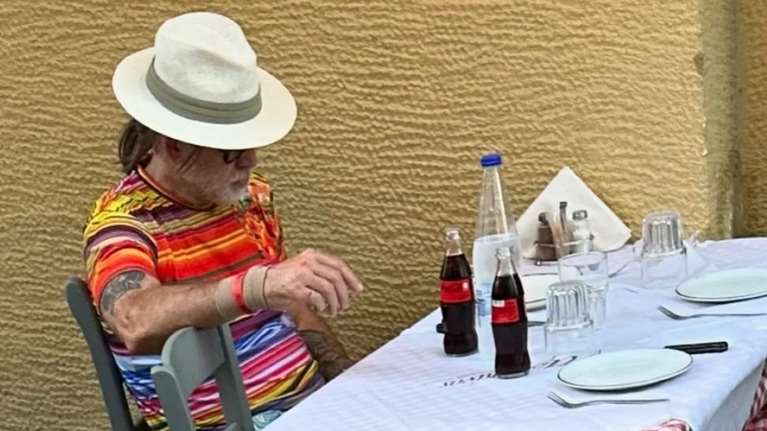 Ο Νίκολας Κέιτζ σε ταβέρνα στον Πειραιά: Τι ζήτησε να δοκιμάσει [εικόνες]