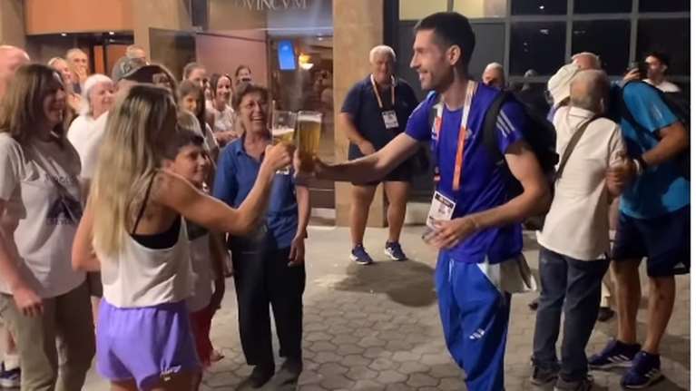 Τεντόγλου: Αποθέωση στο ξενοδοχείο για τον &quot;χρυσό&quot; πρωταθλητή - Η Ντρισμπιώτη τον περίμενε με... μπίρα [βίντεο]