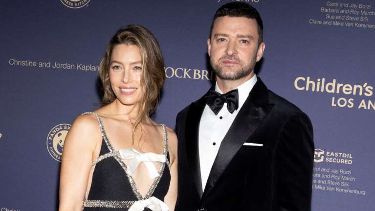 Τζέσικα Μπίελ: Με εντυπωσιακό αμάνικο φόρεμα Giambattista Valli και αχτένιστα μαλλιά στο κόκκινο χαλί