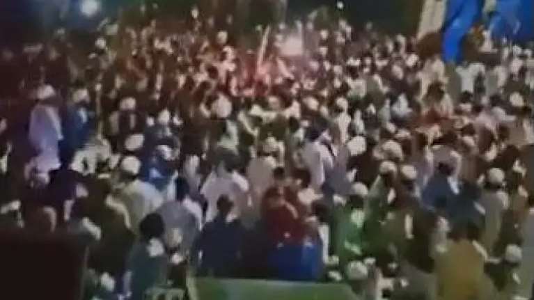 Φρικτός θάνατος για θρησκευτικό ηγέτη στο Πακιστάν: Λιντσαρίστηκε από όχλο επειδή &quot;βλασφήμισε&quot; [σκληρό βίντεο]