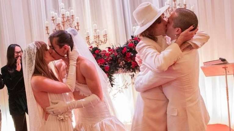 Maneskin: Το βίντεο που προκάλεσε αίσθηση - Τα μέλη του συγκροτήματος φιλιούνται μετά τον &quot;γάμο&quot; τους