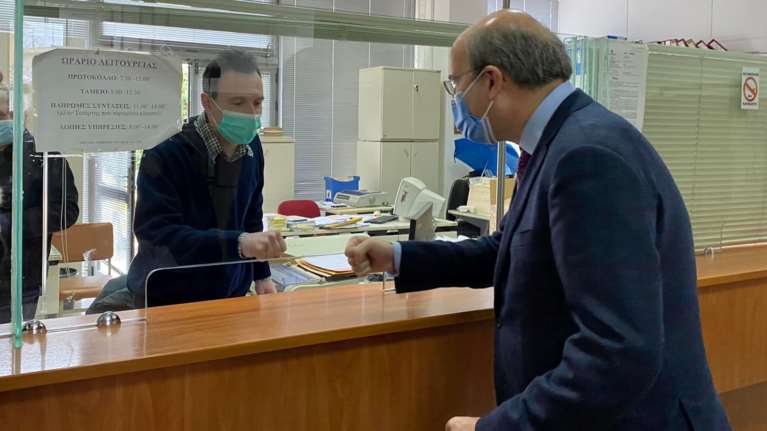 Απροειδοποίητη επίσκεψη Χατζηδάκη στον ΕΦΚΑ  Αγίου Στεφάνου: &quot;Πήγα να δω μια περίπτωση που λειτουργεί όπως πρέπει&quot;