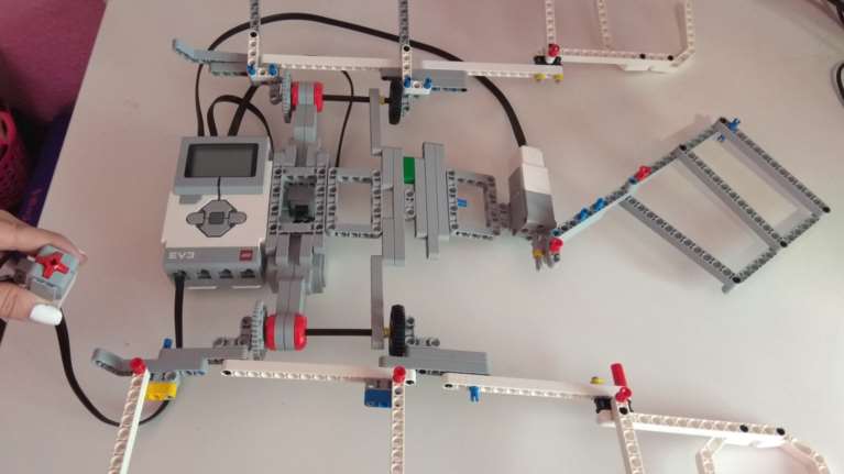Μαθήτριες από τη Νάουσα έφτιαξαν ρομπότ που διπλώνει τα ρούχα  [Εικόνα]