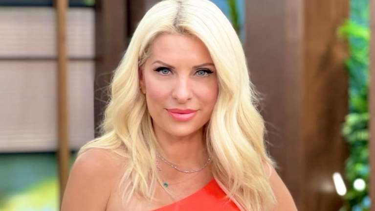 Στα κόκκινα: Η Ελένη Μενεγάκη γιόρτασε τα γενέθλιά της με στενό midi φόρεμα