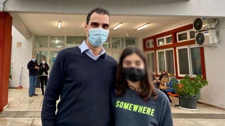 Εμβολιάστηκε η κόρη του Μάριου Θεμιστοκλέους:  "Το δώρο της επιστήμης μας στο δώρο της ζωής μου"