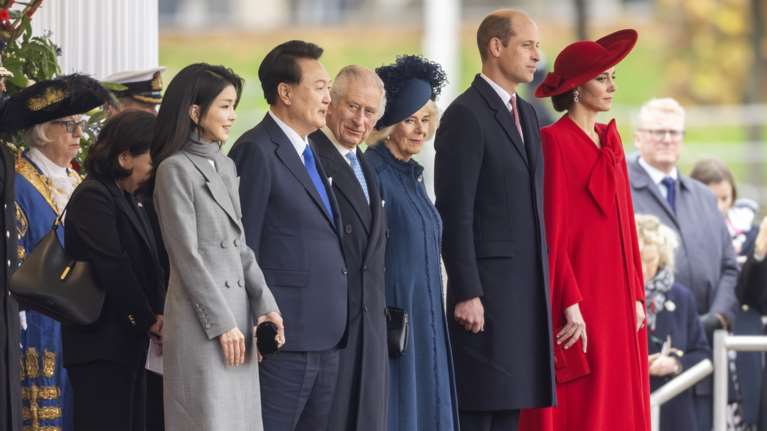 State visit στο Λονδίνο: Το μίνι της Κέιτ που αποκάλυψε τα πόδια της και η &quot;κουκλίστικη&quot; πρώτη κυρία που την επισκίασε