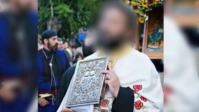 "Τι άλλο να δώσω, την ψυχή μου; - Έχω 6 παιδιά": Τι λέει ο επιχειρηματίας που έγινε ιερέας για να γλιτώσει τα χρέη