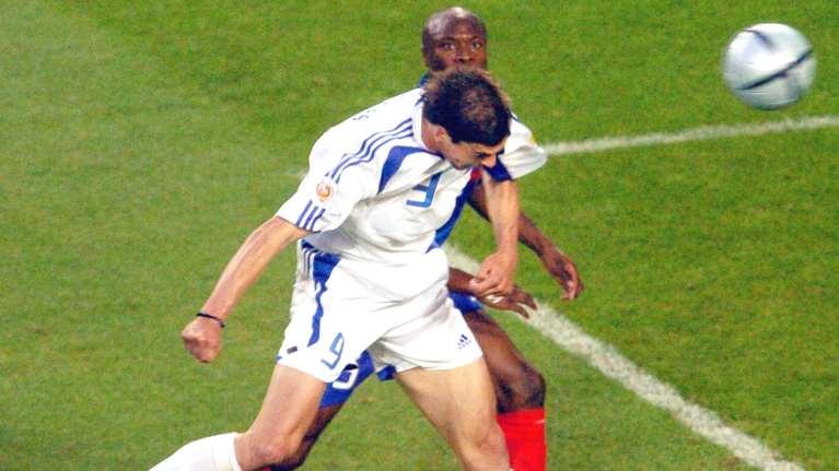 Εuro 2004: Όταν η Ελλάδα νικούσε τη Γαλλία του Ζιντάν πριν 21 χρόνια - Το &quot;σομπρέρο&quot; του Ζαγοράκη και η κεφαλιά του Χαριστέα