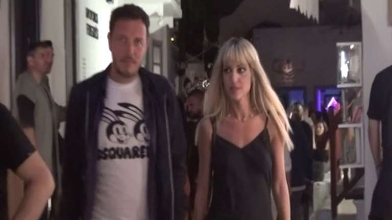 Σπύρος Δημητρίου: Στη Μύκονο με εντυπωσιακή συνοδό, μετά το διαζύγιο - Η στιλάτη γυναίκα με το υπέροχο slip dress