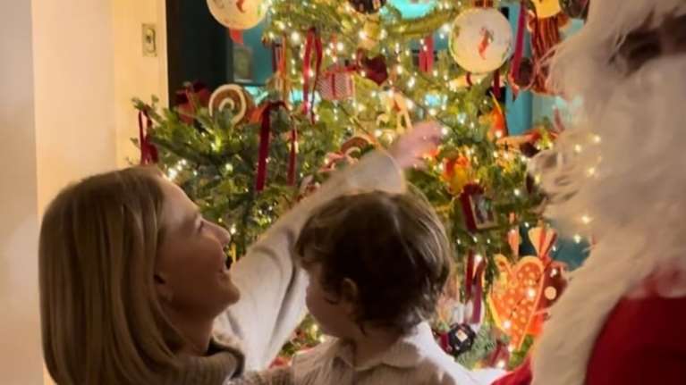 "Η στολή μου μπήκε επιτυχώς": Ο Βασίλης Κικίλιας ντύθηκε Άγιος Βασίλης για τον γιο του