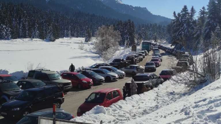 Κοσμοπλημμύρα στο Περτούλι για το χιονοδρομικό: Περισσότερα από 3.000 αυτοκίνητα την Κυριακή [εικόνες]
