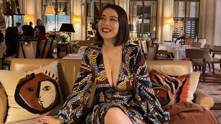 Έφαγε πόρτα από το μουσείο λόγω ….αβυσσαλέου ντεκολτέ - Την έκαναν μέχρι και γελοιογραφία