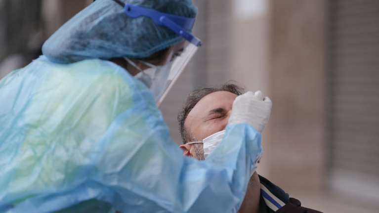 Κορονοϊός: Σαρώνει τη Θεσσαλονίκη με 725 νέα κρούσματα και την Αττική με 697 - Τριψήφια νούμερα σε Λάρισα, Πέλλα, Μαγνησία