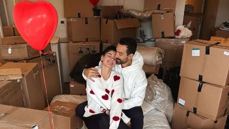 Χριστίνα Μπόμπα: Το τρυφερό βίντεο με τις τρίχρονες κόρες της να παίζουν στο πιάνο