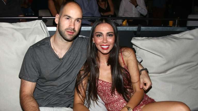 Ολυμπία Χοψονίδου - Βασίλης Σπανούλης: 9 χρόνια παντρεμένοι με 6 παιδιά - Η μοναδική φωτογραφία από τον γάμο τους [Εικόνα]