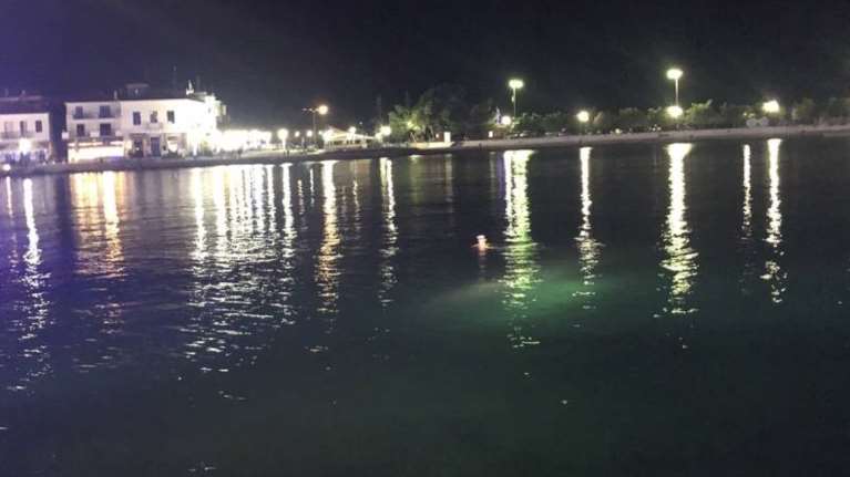 Μεσσηνία: Αυτοκίνητο έπεσε στο λιμάνι της Πύλου - Ανασύρθηκε άτομο χωρίς τις αισθήσεις του