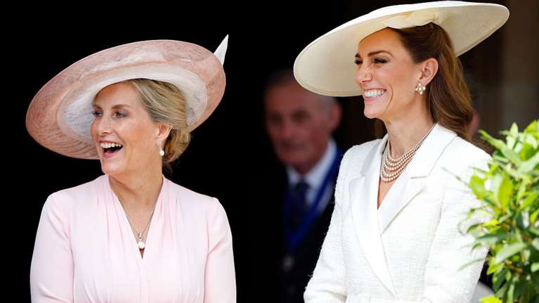 Η Κέιτ Μίντλετον σχολίασε outfit γαλαζοαίματης στη νέα επίσημη εμφάνισή της - Τι είπε ψιθυριστά